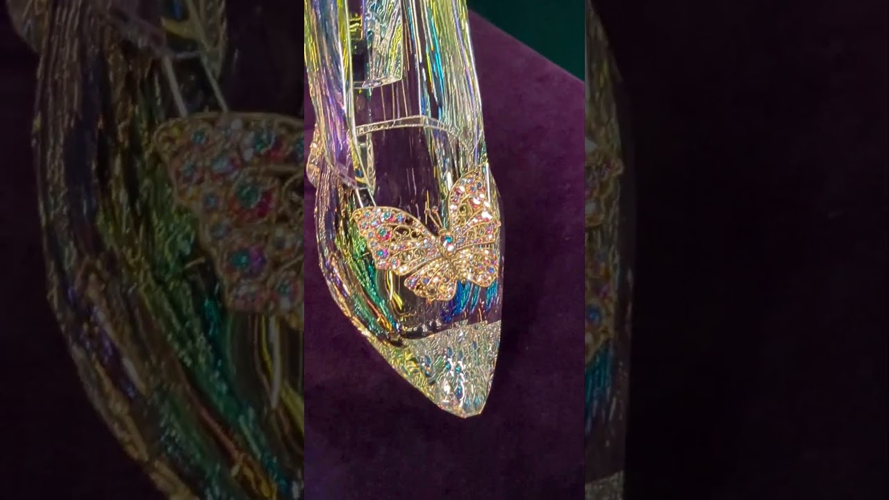 INCREDIBLE 2015 live action Cinderella glass slipper from the London D100 exhibition! 😍 