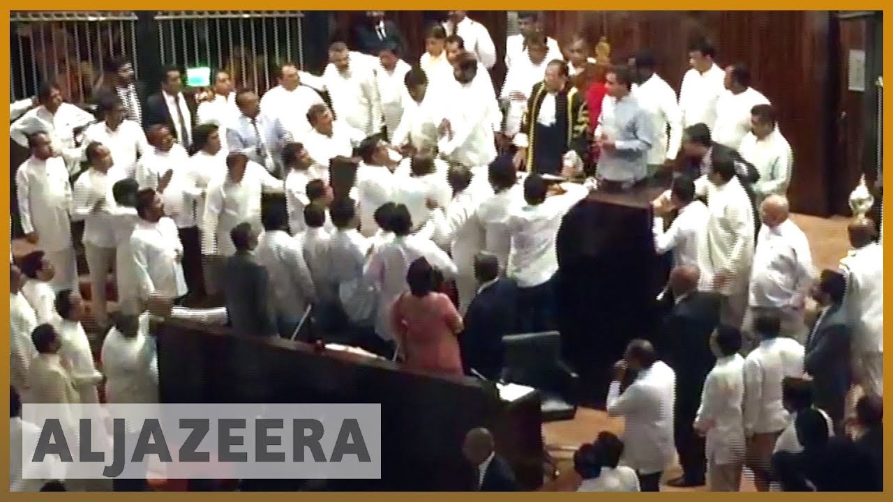 🇱🇰 فوضى في برلمان سريلانكا مع تبادل النواب للكمات | الجزيرة الإنجليزية