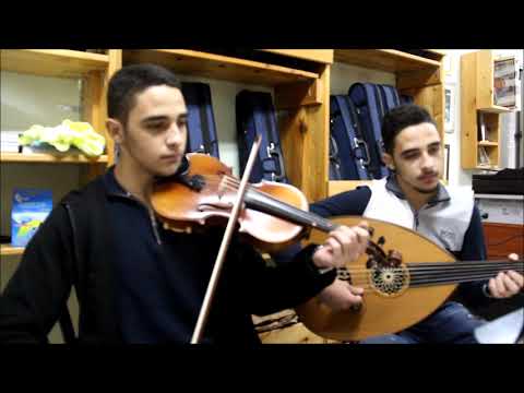 جواد وجاد ياسين من عر ابة يعزف أحدهما على العود والآخر على الكمان 