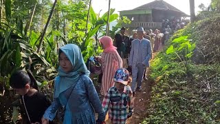 Suasana Seserahan Pernikahan Di Kampung, Antar Pengantin Melewati Jalan Sempit. Jawa Barat Garut