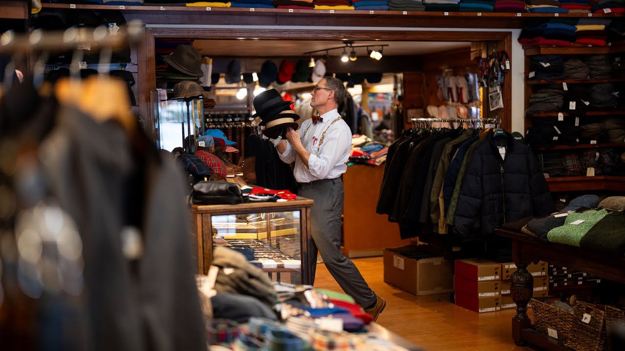 Джон Хубер обсуждает свитера в магазине одежды O'Connell's Clothing.