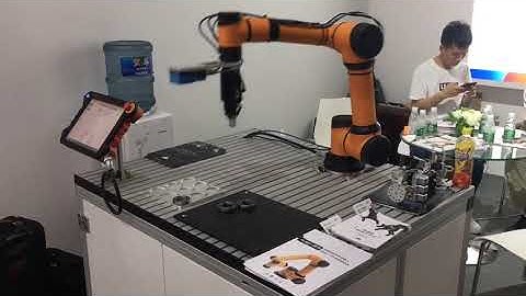 DH-Robotics AG95 work with AUBO cobots on the exhibition to pick up the metal parts
