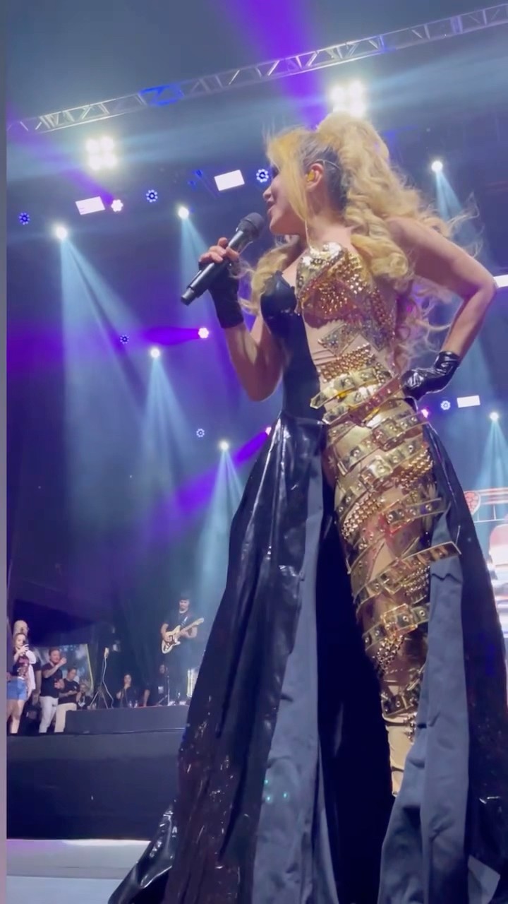 Joelma entra em show usando novo figurino