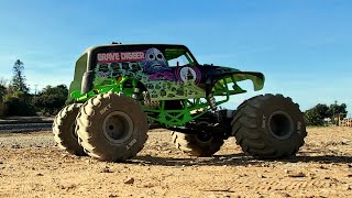 Axial SMT 10 - Gravedigger at the dirt jumps! screenshot 4