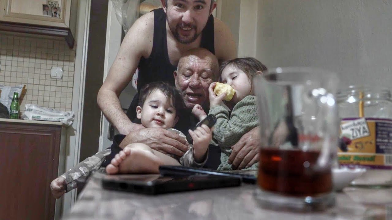 Çay Eşliğinde Koyulaşan Sohbet: Aile Hikayeleri ve Nostalji