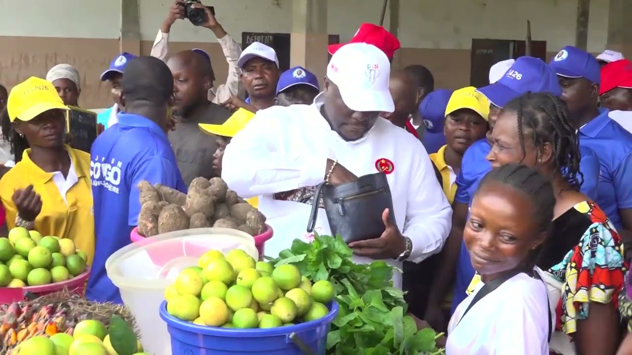 Les vendeuses du marché de Lessanga rangées derrière Denis SASSOU-NGUESSO. 
