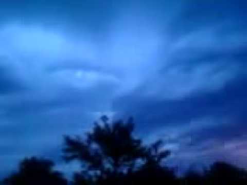 Video awan mata di padang