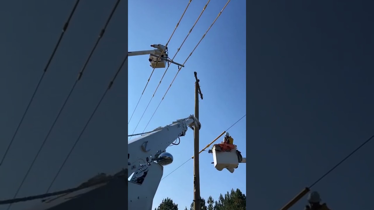 Pekerja ini Ganti Tiang tanpa memadamkan aliran listrik