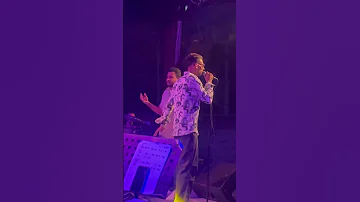 عينك ف عينيا لكن حاسس بمسافه بينا Livemusic انا مصمم بهاء سلطان ساقية الصاوى احمد زكريا 