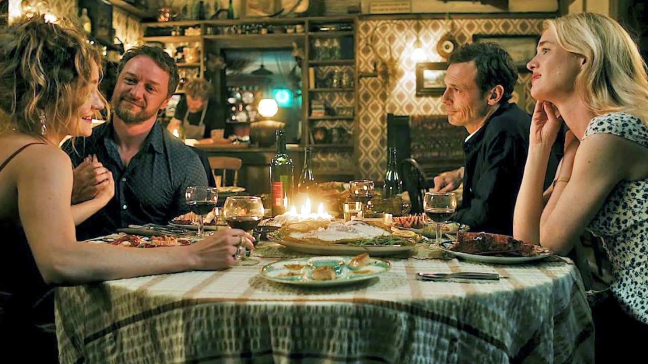 اسرتين بيتعرفوا علي بعض و اسره منهم بتروح للتانية تقضي عندهم الاجازة و بيدركوا انهم لهم جانب مظلم