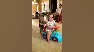 بيبي يضحك مضحك 