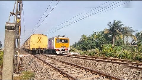 Rarest Crossing || Furious Speedy Wap-5 Leads BALURGHAT Express Meet With EMU At A Busy Railgate