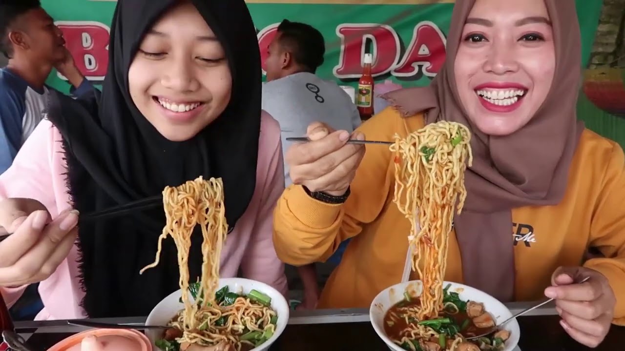 MIE AYAM PABRIK , MIE NYA GEDE RASANYA HOREEE...