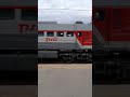 3м62у с зелёным вагоном едет через  Ладожский вокзал