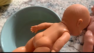 Doğa Nil ‘in bebekleri kaka yaptı. Doğa altlarını yıkkidsvideo #lazımlıkeğitimi #pottytime #kids