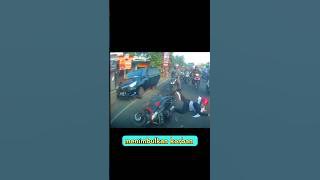 Detik detik motor tabrak mobil