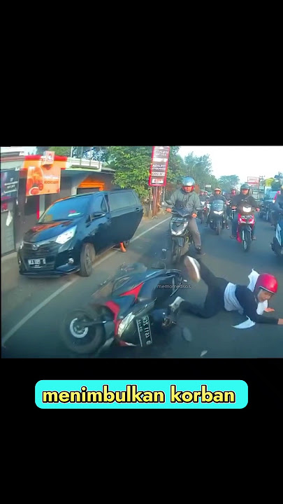 Detik detik motor tabrak mobil