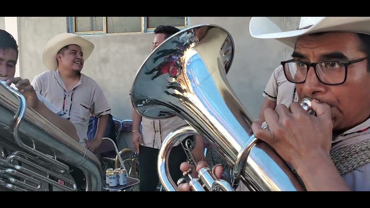 El descalzo Cansion Contestasda  con esta Banda de la Huasteca Hidalguense.