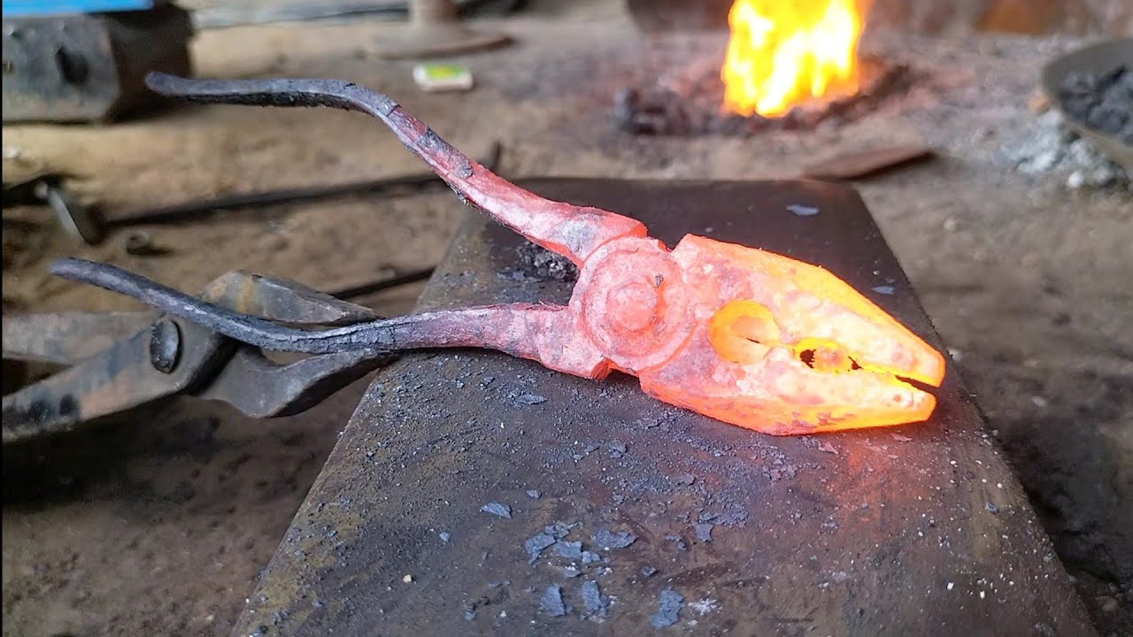 A knife made that looks like a gun / blacksmith /