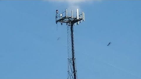 The return of the cell tower with an fh-324 strobe on the edge of its top platform