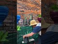 Rak gantung dari papan kayu bekas untuk tanaman