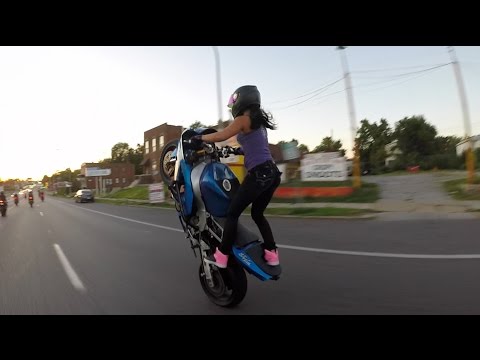 Crazy girl does motorcycle stunts on St. Louis streets 2015