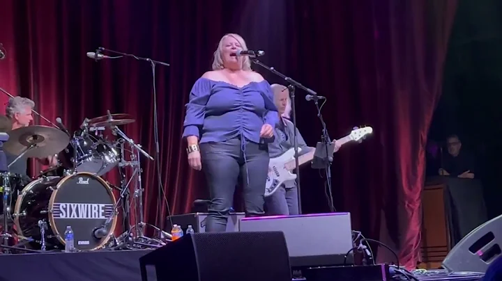 Laura Shultz with Sixwire at the Brooklyn Bowl in ...