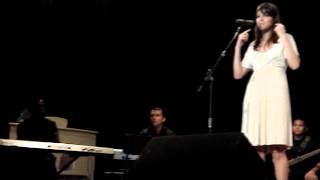 Rafaela Pinho - Contando seu testemunho e cantando Entrego a Ti