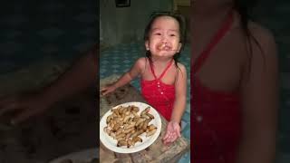 A Small girl eating live worms ????? eatingwormsdelicioussurprisefilmingfilmsonthetableChina