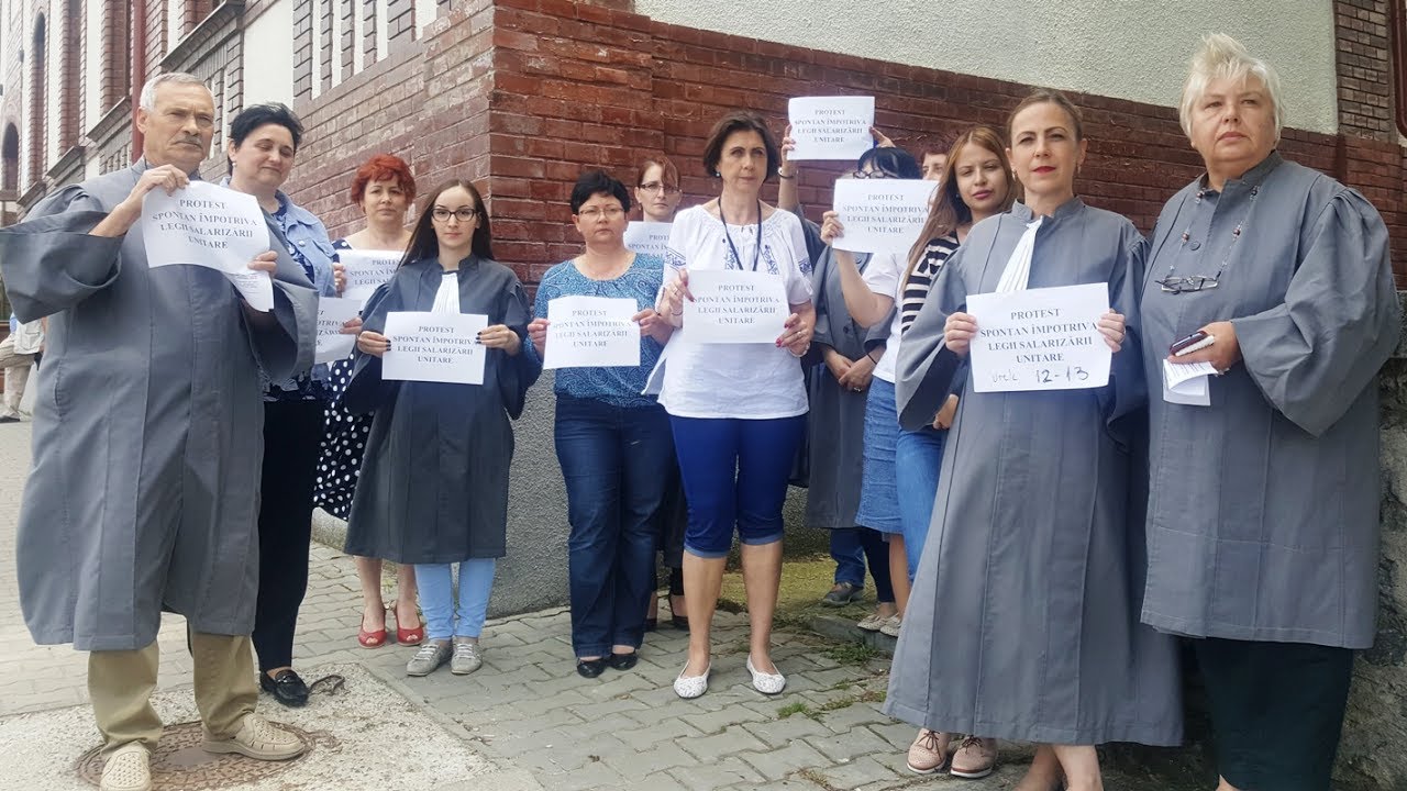 Grefierii din Medias au protestat fata de legea salarizarii | novatv.ro