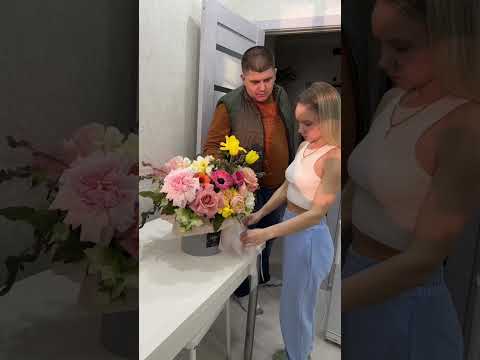 ПОКЛОННИК ПОДАРИЛ ЦВЕТЫ-РЕАКЦИЯ МУЖА 😄#вайн #приколы #семьяколода #пранк #vine #смешныевидео