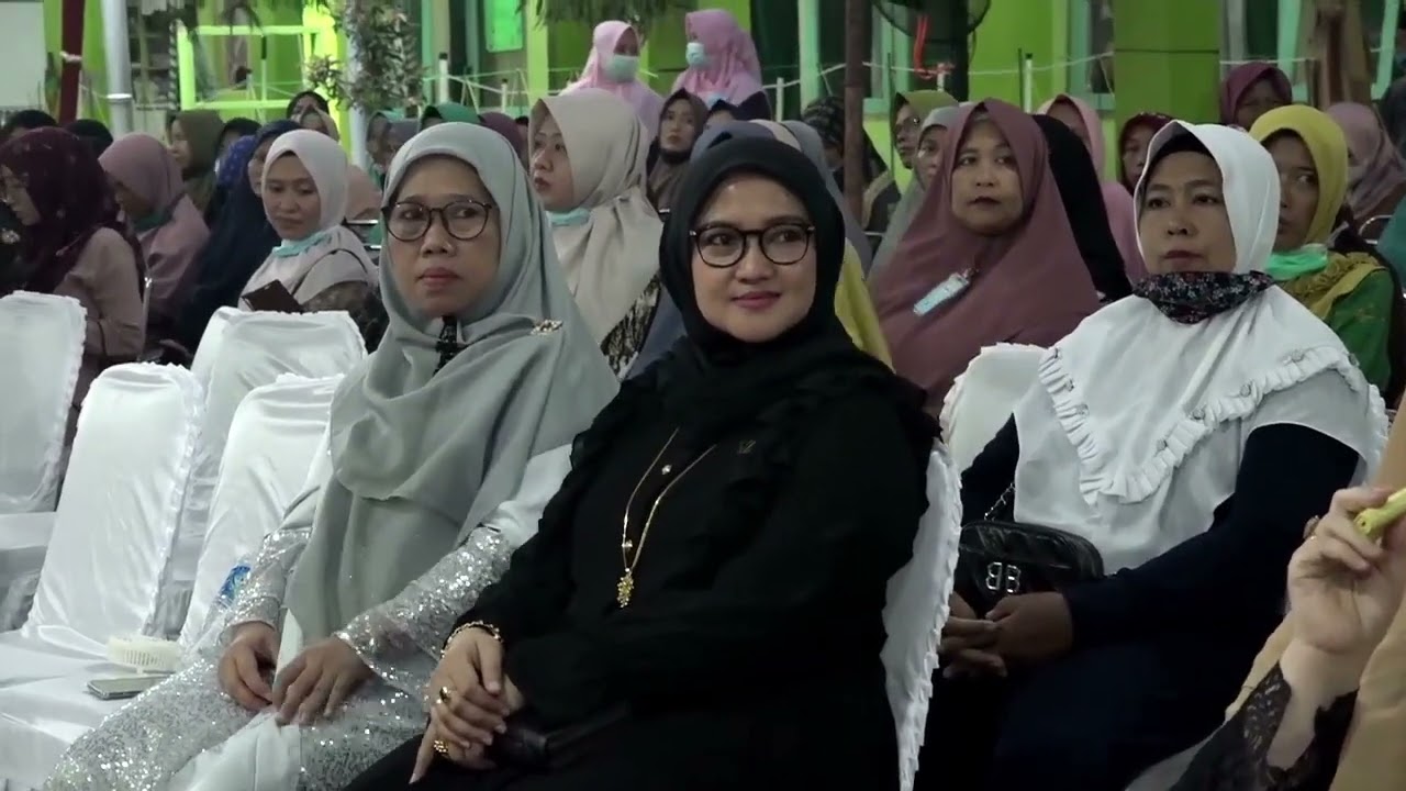 SANGAT MERIAH SEKALI...  Khataman BUQ Demak dihadiri Bunyai Hj. Hannah & Gus Azmi