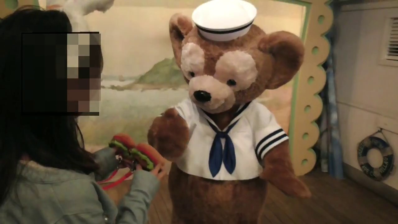 マイフレコスダッフィーグリ　ハンバーガーのつまみ食いを我慢する良い子なダッフィー？