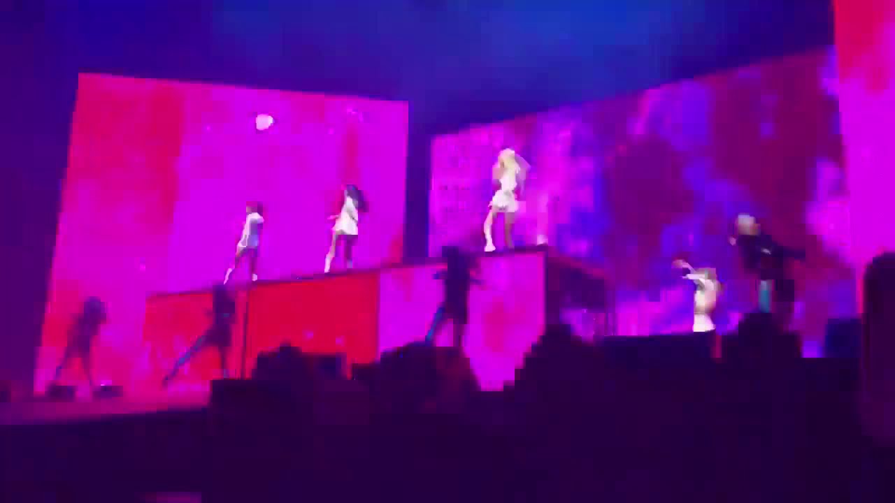 BLACKPINK - Lisa Left Alone Due To Stage Malfunction In Hamilton 