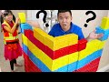 Emma Pretend Play Desafío de Construir con Tazas de Colores y bloques de cartón