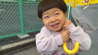 2y7m2d No 2 傘をさしてお散歩 - YouTube
