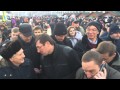 Юрій Луценко роздає стрічки на Євромайдані