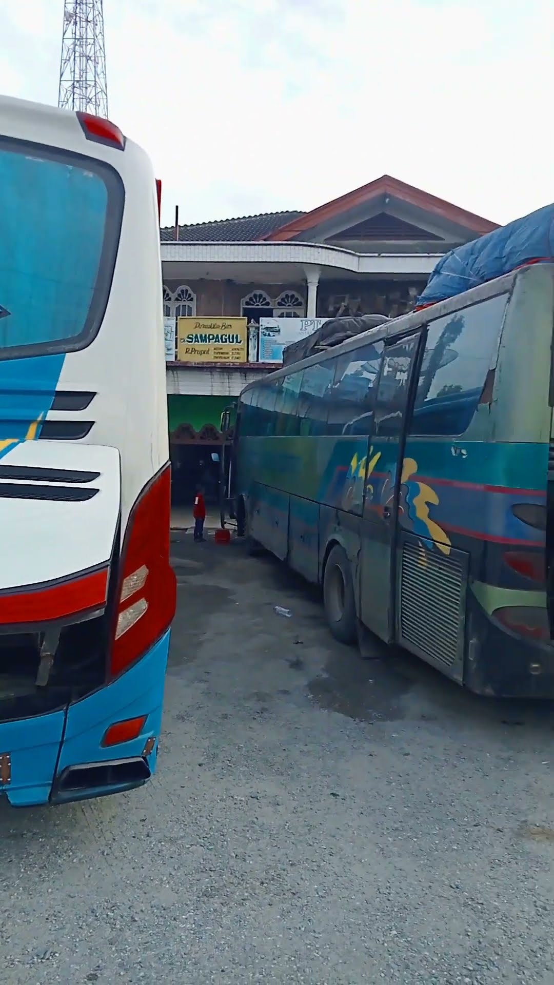 Tampak Bus Pariwisata: Lebih dari Sekadar Kendaraan, Sebuah Ekspresi Gaya dan Kenyamanan