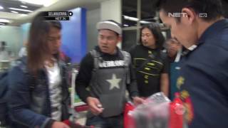 Download Pria Ini Membawa Banyak Minuman Beralkohol Yang Ditumpuk Pakaian - Customs Prote Video MP3 Pria Ini Membawa Banyak Minuman Beralkohol Yang Ditumpuk Pakaian - Customs Prote