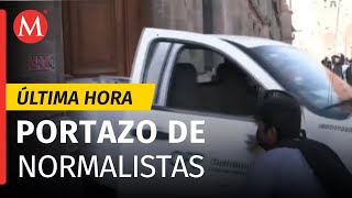 Normalistas tiran puerta e irrumpen en Palacio Nacional