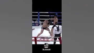 شخص مفتول العضلات ضد مقاتل 