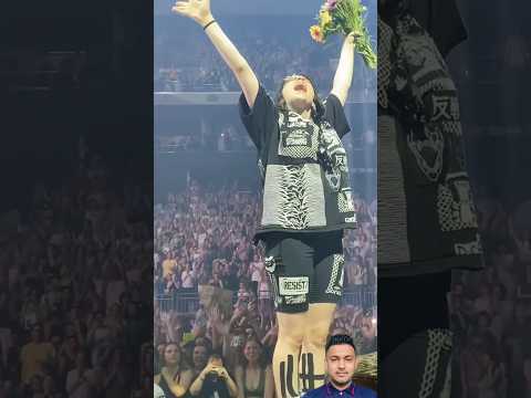 بيلي إيليش إنها جميلة Billieeilish