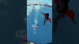 Ece Deniz Kızını Yüzdürdü