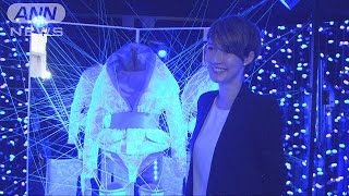 光る糸を生む「カイコ」　緑色に浮かび上るドレスも(15/08/24)