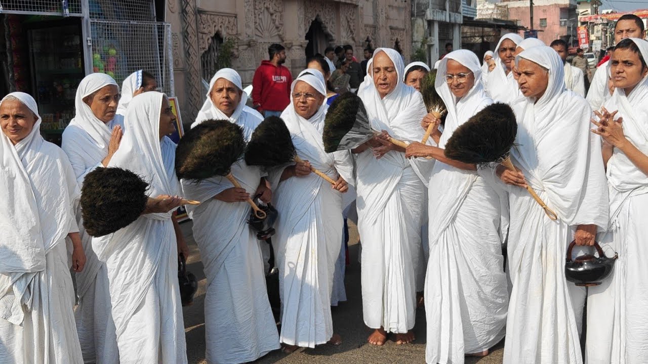 आर्यिका रत्न गुरु मति माताजी दृढ़ मति माताजी ससंघ सम्मेद शिखर जी से पंच तीर्थ के लिए विहार।
