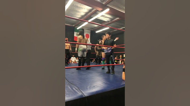 Drago gifts a mask of his to the grandson of Antonio Inoki, Naoto Inoki (04/21/2019)