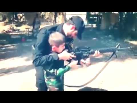 شداد التميمي يدرب البرعم محمد باقر على السلاح