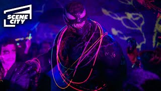 Venom: Carnage Liberado: Escena de Fiesta en un Club Nocturno