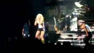 Gwen Stefani Live in Milwaukee &quot;Long Way To Go&quot;