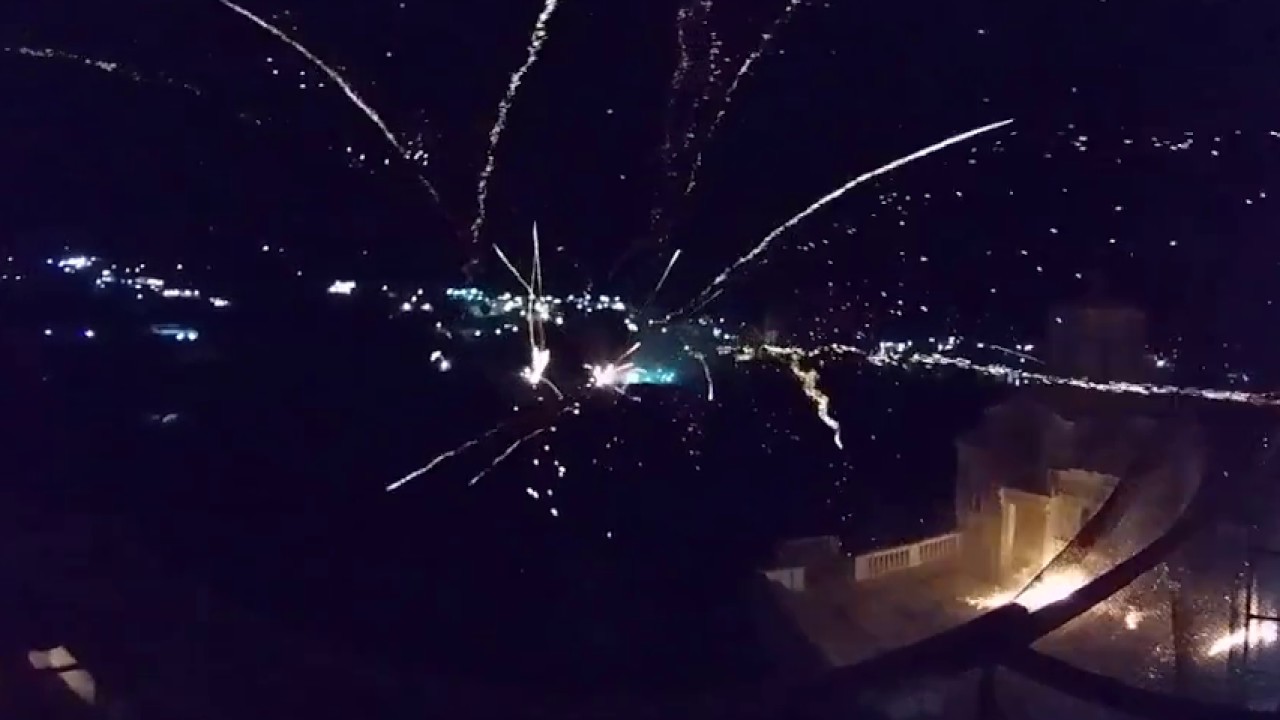 Vr映像 世界一危険なイースター祝い ギリシャのロケット花火戦争祭り18 Youtube